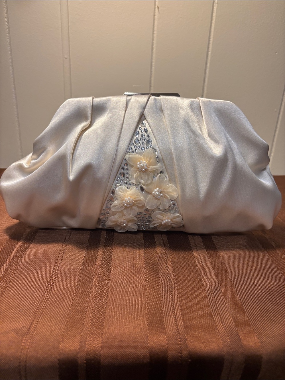 NWT Badgley Mischka Floral Embellished Satin Pouch Clutch Bag – Ivory/Cream
